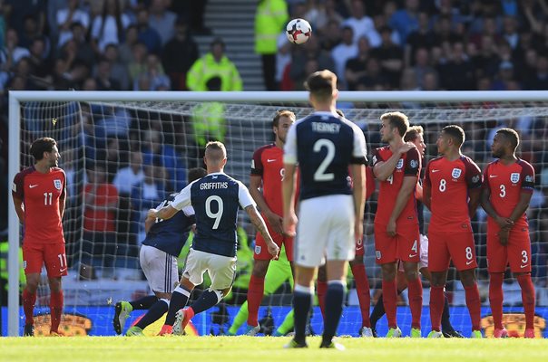 Hai cú đá phạt thần sầu của Leigh Griffiths